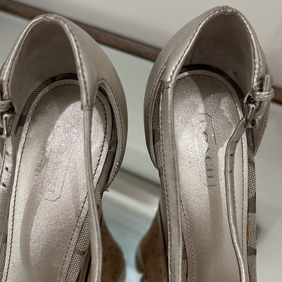 Coach wedge Sandals in silver metallic size 8.5. Excellent conditions. - Picture 6 of 6